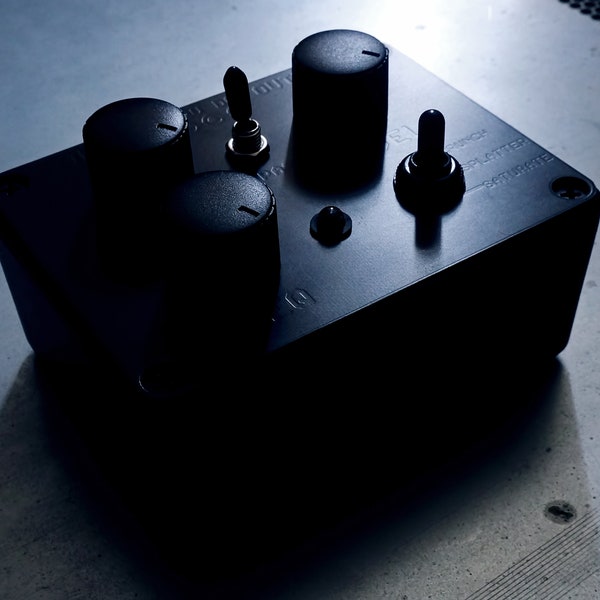 Black Box AUDIO DESTRUCTOR - circuit bent distortion noise effects box
