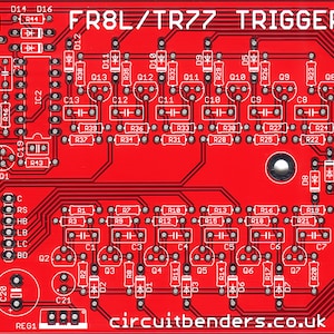 Puede incluir: Una placa de circuito impreso roja con el texto "FR8L/TR77 TRIGGER" impreso en ella. La placa tiene una variedad de componentes, incluyendo resistencias, condensadores y circuitos integrados. La placa está diseñada para su uso en proyectos electrónicos.