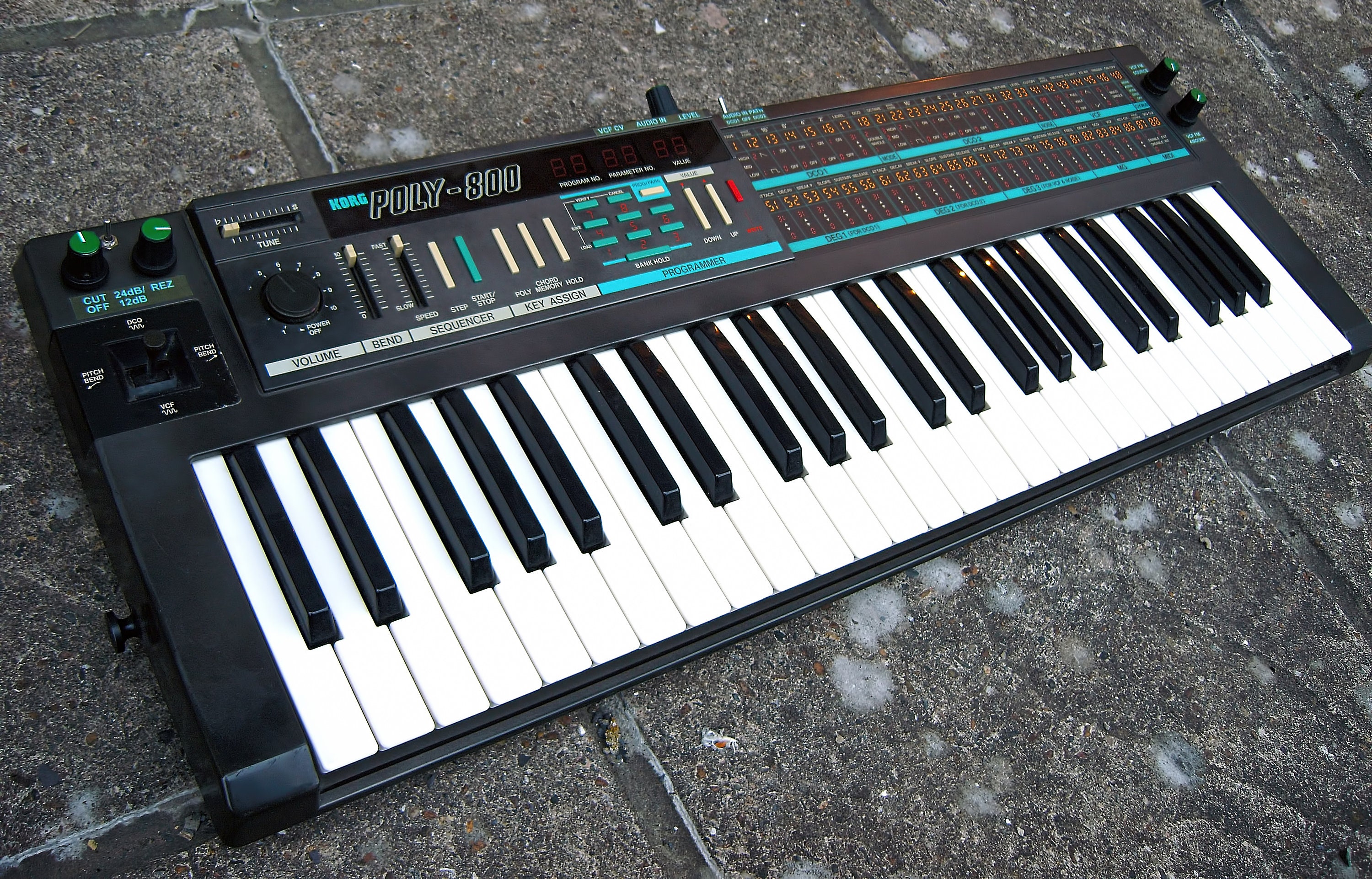 KORG POLY-800 アナログシンセサイザー バックアップ改造済 KORG Poly800のバックアップバッテリー改造方法 - 銀河ボブの