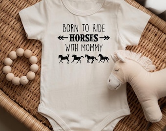 Mit Mami auf Pferden geboren – Babybody | Pferdeliebhaber Baby Geschenk | Western-Baby-Dusche-Outfit | Niedliche Baby Kleidung vom Bauernhof