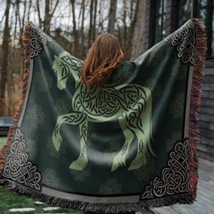 Geweven deken Keltisch paard – ruiterkleed met gefranjerde randen, gezellig cadeau paardenliefhebber, uniek Keltisch interieur, 50 x 60