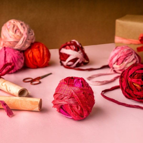 Cinta de seda Sari, Cinta de sari rosa, Cinta roja, Cinta de borde crudo, Seda Sari reciclada, Cinta de envoltura de regalos, Cinta de ramo, Hilo de arte de tejido