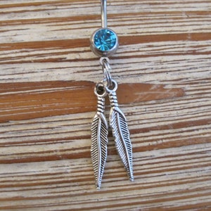 Anillo para el ombligo - Joyas para el cuerpo - Plumas con piedra preciosa azul claro Anillo para el ombligo