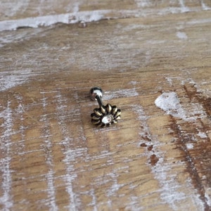 Antique Bronze Daisy Flower Tragus Piercing - Flower Tragus Stud Earring - Tragus Barbell - Tragus Earring - Flower Piercing-Helix