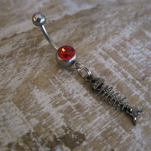 Piercing para el ombligo - Joyería corporal - Piercing para el ombligo con forma de pez hueso de hematita y gema roja