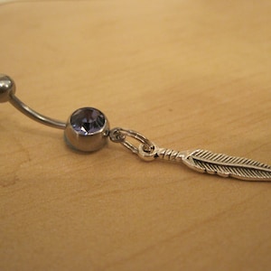 Anillo del ombligo - joyería del cuerpo - pluma con anillo del ombligo de piedra gema púrpura claro