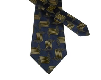Puede incluir: Corbata azul marino con un patrón geométrico dorado repetido. El patrón está formado por formas angulares apiladas. La corbata tiene un diseño clásico con un extremo puntiagudo y un pequeño logotipo.