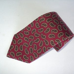 Vintage CRICKETEER Paisley Tie / Paisley Necktie / All Silk Tie / Mens Tie / Trad