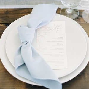 Menú de boda floral gris, rosa y blanco con escritura de caligrafía moderna simple: ¡disponible en otros colores!