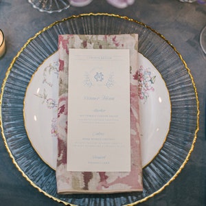 Menú de boda floral en rosa y blanco ruborizado con escritura de caligrafía moderna simple: ¡disponible en otros colores!
