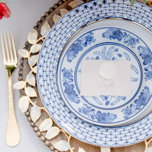 Cartões de casamento cinza vintage com bordas rasgadas, escrita de caligrafia delicada e selo de cera branca com nome do convidado — outras cores disponíveis