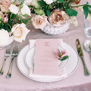 Elegantes Monogramm Blush Pink Hochzeitsmenü mit zerrissenen Kanten, formellem Skript, gedrucktem Menü — Andere Farben erhältlich