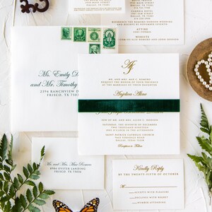 Klassische und elegante, formale Monogramm-Hochzeitseinladung mit grünem Samtband, Metallic-Gold-Thermografie, Liner und Adressierung — Mehr Farben