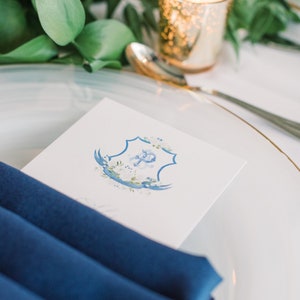 Menú de boda con monograma de acuarela en azul pálido y azul marino con escritura de caligrafía moderna simple: ¡disponible en otros colores!