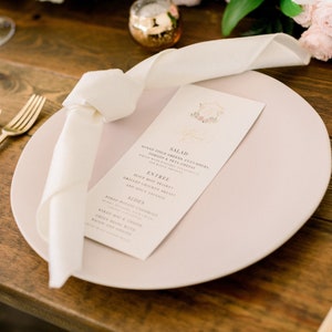 Menú de boda con monograma de acuarela en rosa pálido y dorado con escritura de caligrafía moderna y elegante: ¡disponible en otros colores!