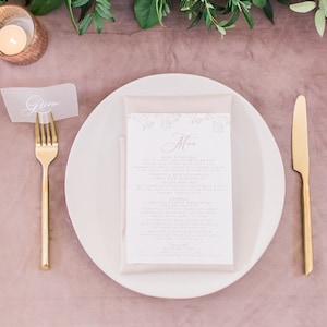 Menú de boda floral en rosa y blanco ruborizado con escritura de caligrafía moderna simple: ¡disponible en otros colores!