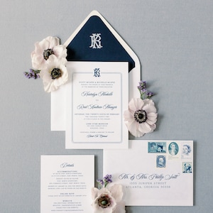 Invitación de boda formal atemporal con monograma en termografía azul marino con forro de sobre y dirección de invitados: otros colores disponibles