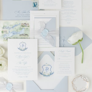 Invitación de boda con monograma de color de agua azul pálido, tipografía impresa con ilustración de mapa personalizado con cinta de seda y sello de cera