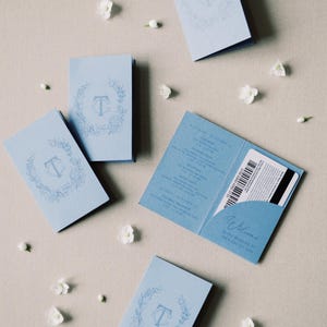 Benutzerdefinierte Hotelschlüssel-Kartenhalter mit Reiseplan für Hochzeiten und Veranstaltungen - Stilisieren Sie mit Ihrem Monogramm und Ihren Farben!