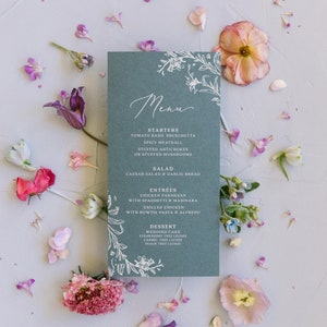 Tinta blanca en línea azul pizarra Menú de boda floral dibujado con escritura de caligrafía moderna simple: ¡disponible en otros colores!