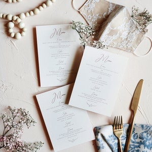 Menú de boda floral en rosa pálido y rubor con escritura de caligrafía moderna simple: ¡disponible en otros colores!