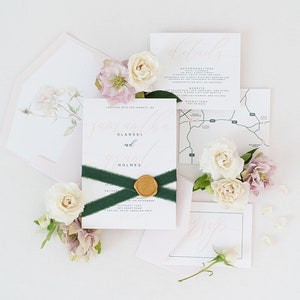 Eenvoudige blozen roze huwelijksuitnodiging, aquarel bloemen in voering, groen lint en gouden lakzegel, aangepaste kaart & adressering - andere kleuren