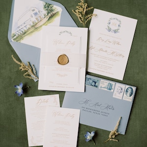 Hochzeitseinladung mit Monogramm, Goldthermografie & Aquarellillustration Hochzeitsort in Shades of Dusty Blue — Andere Farben!