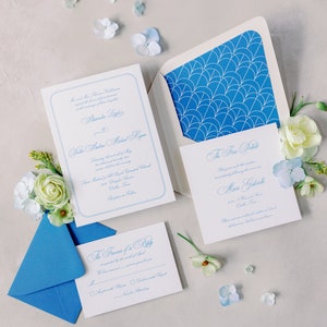 Invitación de boda tipográfica azul brillante atemporal con escritura de caligrafía con forro de sobre geométrico: ¡otros colores disponibles!