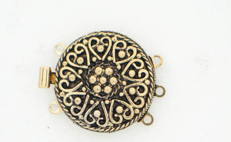 Claspgarten Three-Strand Edwardian Round Box Clasp in Three Engraved Antique Finishes, 20mm Old Gold