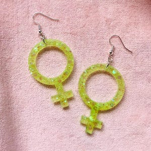 Pendientes feministas, símbolo feminista, símbolo de la mujer, símbolo de Venus, joyería feminista, pendientes de feminismo, símbolo femenino