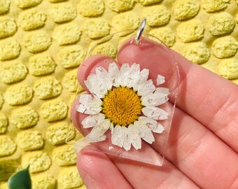 Resin Floral Pendant, Flower Pendant, Spring Pendant, Colorful Pendant, Floral Jewelry, Flower Jewelry, Dried Flowers, Resin Pendant