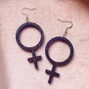 Pendientes feministas, símbolo feminista, símbolo de la mujer, símbolo de Venus, joyería feminista, pendientes de feminismo, símbolo femenino