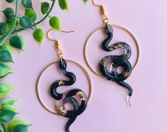 Boucles d'oreilles serpent noir et or avec écailles, Boucles d'oreilles serpent, Boucles d'oreilles sorcière, Boucles d'oreilles tendance, Boucles d'oreilles pendantes, Bijoux serpent