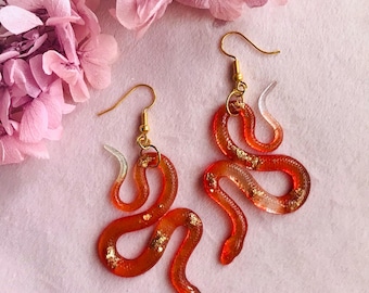 Witchy Snake hangoorbellen – harsslang met gouden vlokken