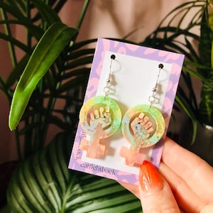 Pendientes con símbolo feminista hechos a mano – Joyas empoderantes