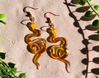 Handgemaakte harsslangoorbellen – Gothic Gold Flake Serpent