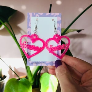 Pendientes de aro con nombre feminista: joyas llamativas hechas a mano