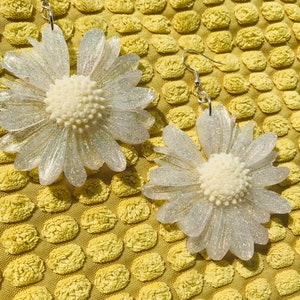 Sparkly Daisy Earrings, Flower Earrings, Spring Earrings, Daisy Earrings, Floral Jewelry, Flower Jewelry, Sparkling Floral Earrings image 2