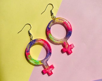 Bunte feministische Ohrringe, feministische Ohrringe, Frauensymbol, Venussymbol, feministisches Symbol, feministischer Schmuck, Feminismus-Ohrringe