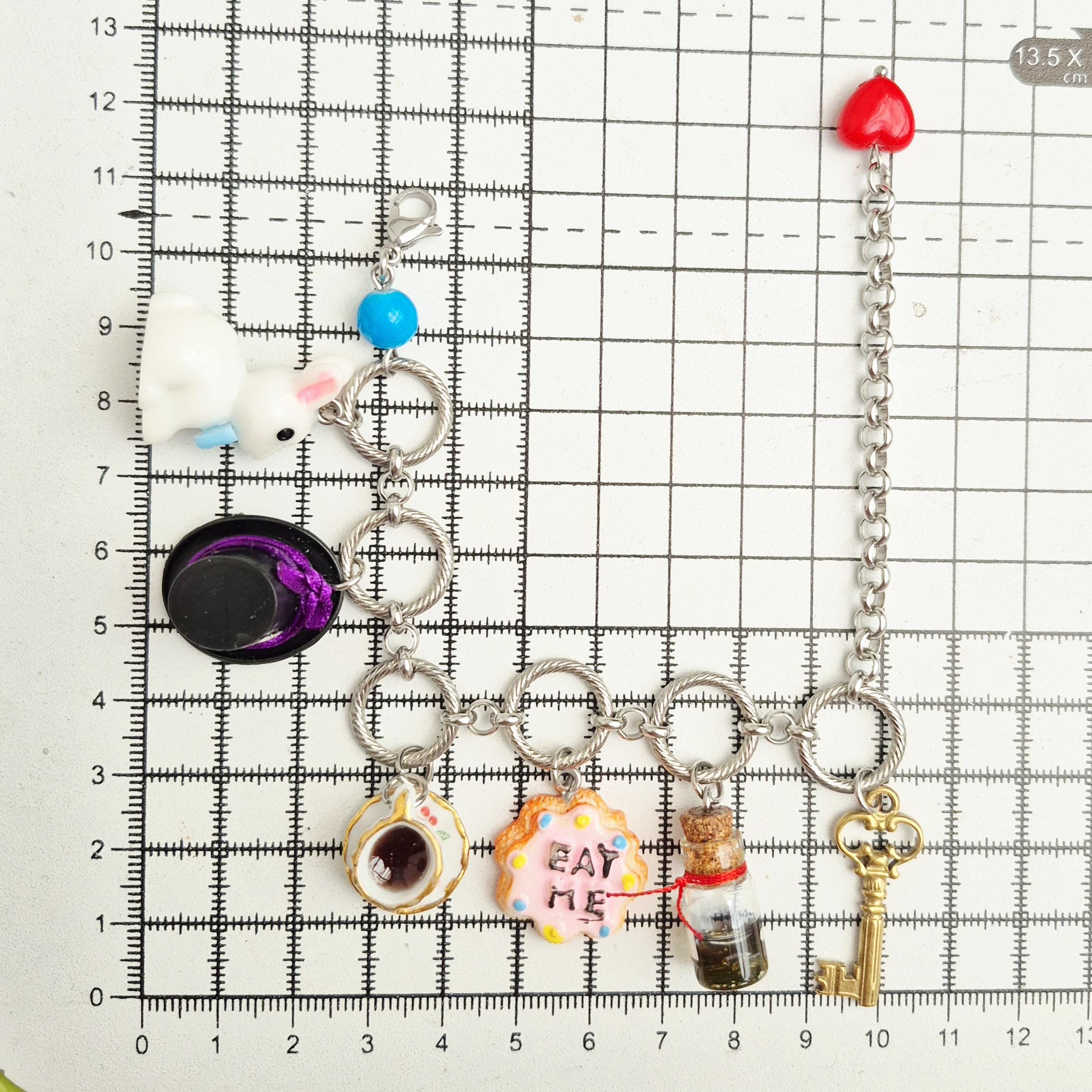 Bracciale Regolabile Con Ciondolo 'We Are All Mad Here' - Ispirato Al Cappellaio Matto Di Alice