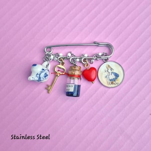 Alice im Wunderland Charm Brosche Kiltnadel
