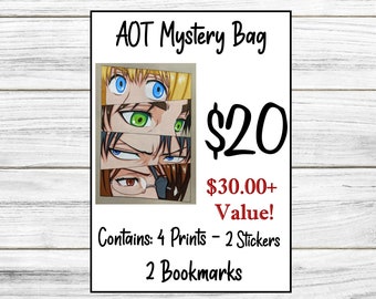 Może przedstawiać: Biały prostokątny znak z napisem "AOT Mystery Bag" i ceną "$20". Znak zawiera obrazy oczu anime i informuje, że zawiera wydruki, naklejki i zakładki.