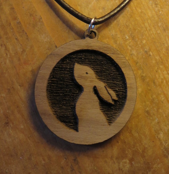 Niedliche Holzplakette „küssende Hasen“ – Runde Wanddekoration, Naturmotiv, Geschenkidee