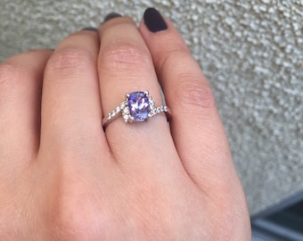 Anillo de tanzanita y diamantes en oro blanco de 14 quilates