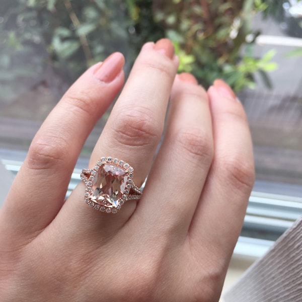 14 kt witgoud, roségouden kussengeslepen morganiet en diamanten haloring