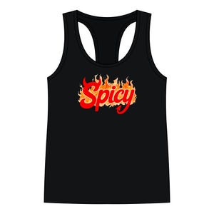 Op de afbeelding: Zwart racerback tanktop met het woord "Spicy" in rode letters, omlijnd met wit, met oranje en gele vlammen. De tanktop heeft een ronde hals en een racerback ontwerp.