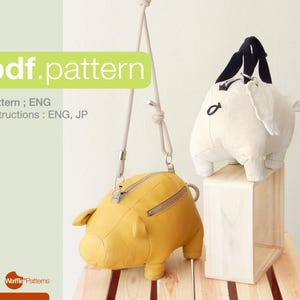 Op de afbeelding: Twee varkensvormige tassen, een gele en een witte, met zwarte accenten. De gele tas heeft een rits en een schouderriem. De witte tas heeft zwarte handvatten en staat op een houten blok. De tekst "pdf.pattern" is zichtbaar.