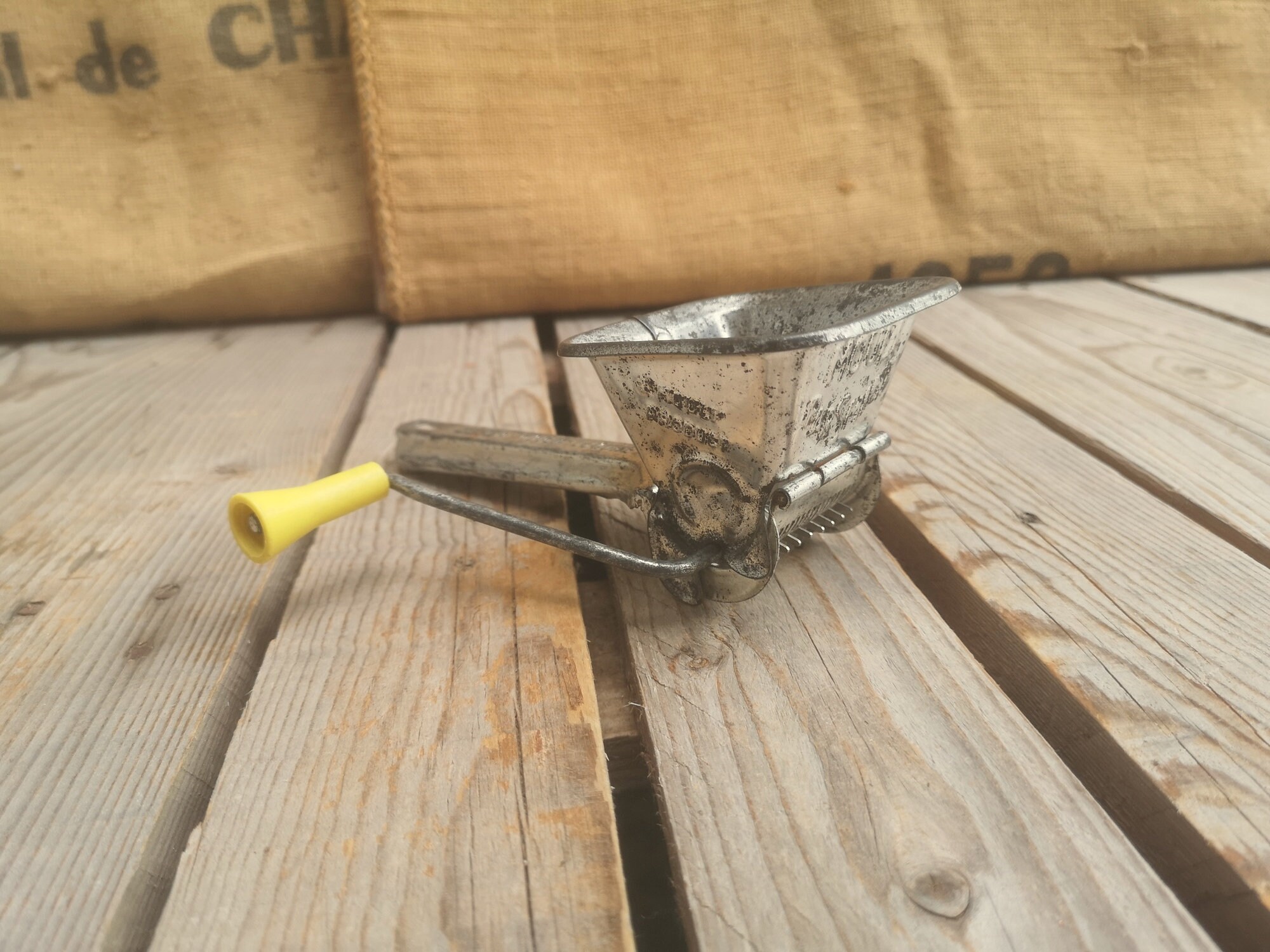 Moulin à Herbes Ancien en Aluminium avec Poignée Plastique Jaune