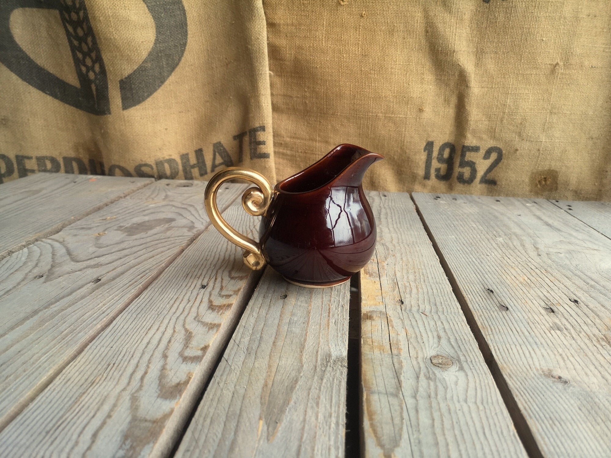 Petit Pichet en Céramique Bordeaux Foncé avec Anse Dorée Vallauris