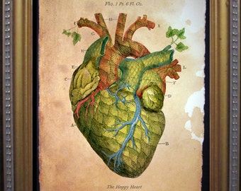 Lámina artística Hoppy Heart, collage de lúpulo de cerveza sobre papel teñido con té